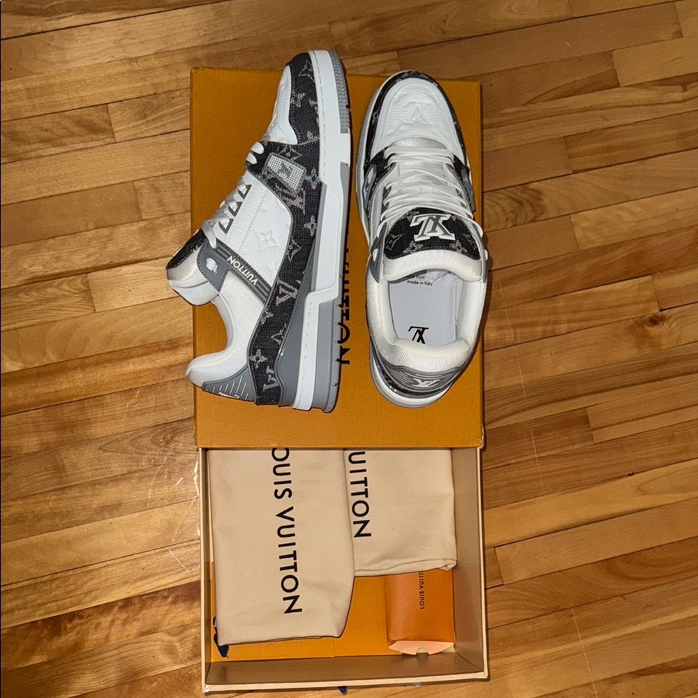 Louis Vuitton Monogram White and Black Sneakers - Picture 4 of 4
